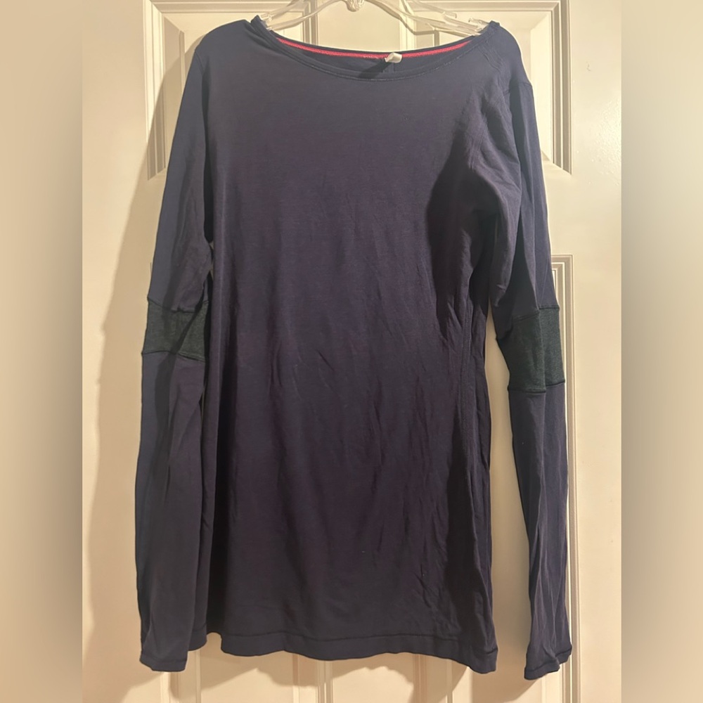 Lululemon women’s Navy/Eggplant  Long Sleeve Shirt with Black Elbow Patches